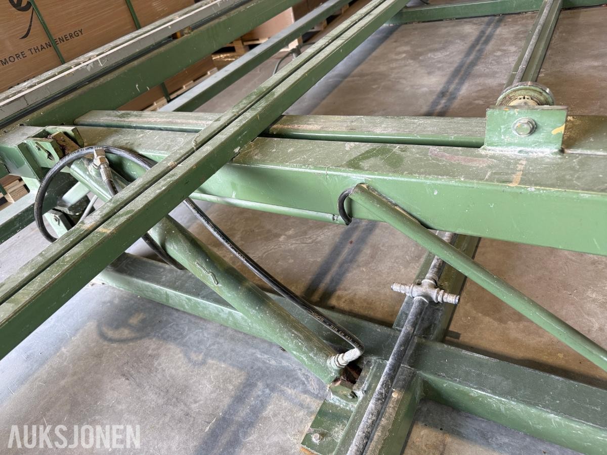 Hydraulisk butterfly-/vendeanlegg for veggelementer